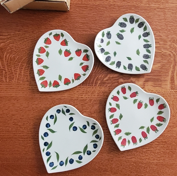 Williams-Sonoma La Fraise Chene Heart Shaped Side/Dessert Plates, set of 4 - Picture 1 of 7